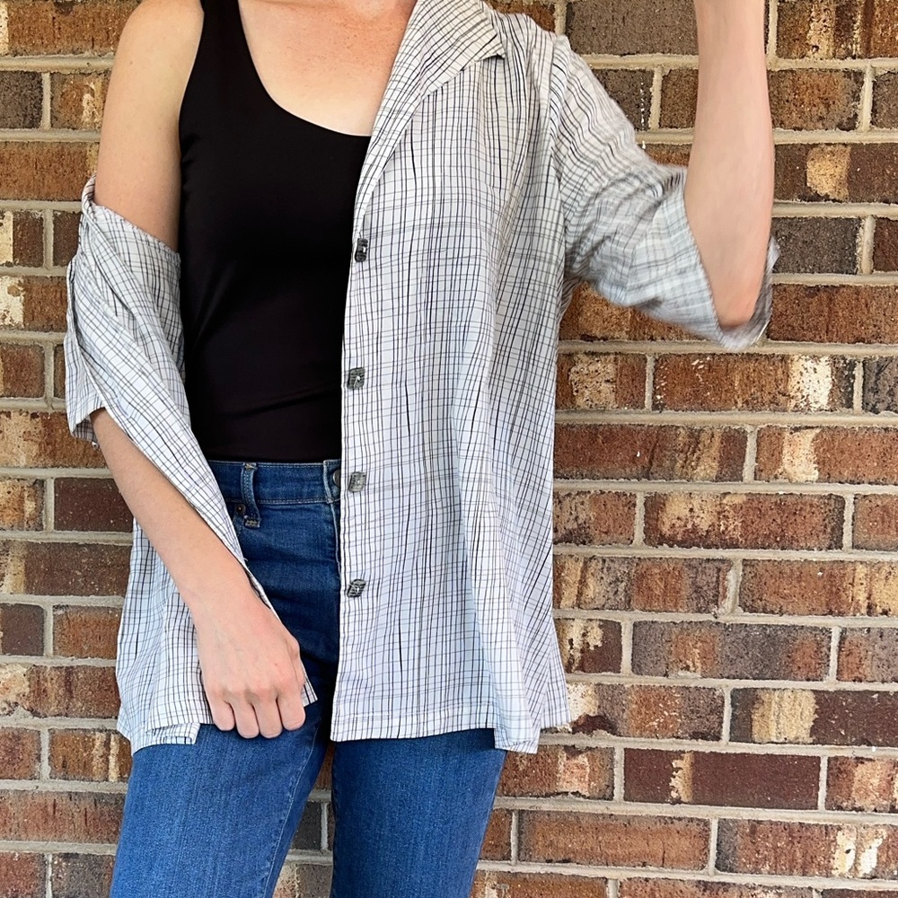 Button up short sleeve. Oversized top, sooo fun to style!